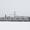 雪原の中を走る719系電車