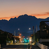 劔岳が迫る街の夜明け