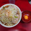 ラーメン二郎 生田駅前店 -  "生卵" 初食。マイルドコーティング、潤滑する感じが分かる。卓上調味料を割と多めにインした状態で迎え撃つのがかなり良い。卓上の受け皿としてもかなり有効。一つのアイテム追加が一つ以上の可能性に広がる。"うまい" のバリエーションがいくつも増える、魔法のアイテム。ヤサイは気持ち少なめデイ。