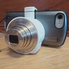 左手操作のQX10と、右手のスマホ