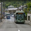 こんな狭い片道一車線の道路に路線バス（京都市バス・西日本ＪＲバス）と立命館大学のシャトルバスがたくさん走る。