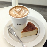 中野で人気の無機質カフェ「butter」の絶品バスクチーズケーキとカフェラテ