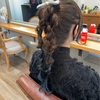 ロングヘアのハイコントラストデザイン【ネイビーアッシュの毛先カラー】三つ編みポニーテールで