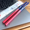 六角形軸が使いやすい！「丸つけ用赤青えんぴつ」今でも小学生に使い続けられている文房具です