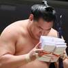 大相撲懸賞金の中身が「3万円→1万円」になった“時代の変化” かつて曙が400万円の盗難被害に 「昔と違って今は、大きな額の現金は不用心なだけ」の声も 