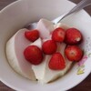 豆乳ヨーグルトと庭のイチゴ(#^_^#)