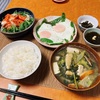インゲン目玉焼きと春菊豆腐葱の味噌汁、肉無しの朝ご飯