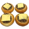 セブンイレブンから「セブンプレミアム チーズハンバーグパン 4個入」が新登場！コンビニ惣菜パン新商品です