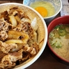 すき家で、半分牛丼、半分たまごかけごはん