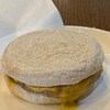 あらびきソーセージ&スクランブルエッグマフィン。