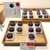 今年も虎屋の土用餅を楽しむ。毎日買いたいとうもろこしと近所にできた八百屋さん。