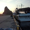 様似漁港にあるソビラ岩と夕陽。