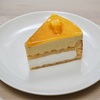 代官山の「イルプルーシュルラセーヌ」でココナッツとマンゴー、オレンジのショートケーキ。