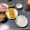 朝ご飯を作っていると朔矢に邪魔されます。
