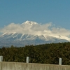 遠方に見える雪化粧の富士山