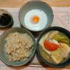 野菜味噌汁(鶏ムネ肉細切れ追加)。レンチン目玉焼き