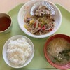給食 → 配膳と下膳 　バラが開花