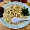 【今週のラーメン５４０３】ラーメン 関口（東京・東小金井）ネギラーメン ＋ ネギチャーシューライス ＋ ニラもやし ＋ サッポロ赤星　〜飲めるラーショ系！酒と拉麺と葱を愛するラーショファンなら一回食っとけ！