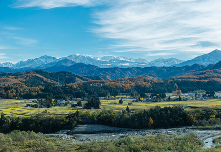 毎日使う越中瀬戸焼のマグカップに仕事の相棒、手漉き和紙の名刺入れ。「ものづくり県」富山ならではの生活｜文・高井友紀子（ライター）