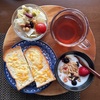 今日の朝食ワンプレート、チーズトースト、三角の紅茶、お豆とキャベツのサラダ、いちごフルーツヨーグルト