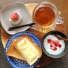 今日の朝食ワンプレート、チーズトースト、紅茶、いちごヨーグルト、苺大福