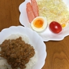 今朝の朝ごはんは「納豆とゆで卵、カニカマ、プチトマトにコールスロー」