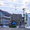 十字街と路面電車の風景