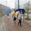 登校の風景：初の雨降り登校