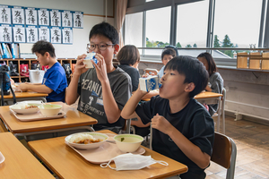 新潟県内の給食牛乳のストロー廃止　環境配慮でパック変更　2学期から「直飲み」スタイルに