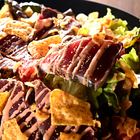 クミンとチリパウダーで「かつおのたたき」に未知のアクセントとコクが出た。魚屋三代目の「かつおのたたきのメキシカンサラダ」