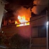 夜だるま速報/東京都板橋区大原町 国道17号 中山道沿い付近 建物から火の手あがる火災 パトカー消防車多数出動で周辺道路渋滞