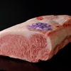 神戸牛（世界の肉用牛３）　いまや，世界のブランド牛の最高峰となった神戸牛.  日本では，1983年に登録商標され，更に2015年には，地理的表示保護制度(GI) に登録されました．  兵庫県北部の但馬地方の山あいで長い歳月をかけ改良が重ねられた但馬牛を素牛として肥育し，「A・B4等級以上でBMSNo6以上に格付け」された枝肉であり，最高級の霜ふり肉．  世界的には話題にはされていたものの，実際に世界に広まったのは最近で，例えば，アメリカでの本物神戸牛の普及は2012年以降．