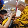 モンゴル・ウランバートルに住む少年（8歳）が、チベット仏教の高僧の転生（生まれ変わり）であるとチベット仏教の最高指導者ダライ・ラマ14世（88歳）が明らかにした