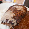 カレーにはもったいないくらいの肉肉ハンバーグが美味しい。