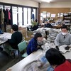 新聞紙の丸め作業、きくらげのパック詰め　/　黄色い花たちとブルーベリー
