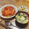 具沢山のチャーハン天津飯に、わかめと卵のスープで朝ごはんにしました。