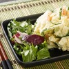 和風ポテトサラダ　　日本人が好むじゃがいも料理のトップ５には必ず入ると思われるポテトサラダ．外国から来た料理ですが，日本独自の味として英語で紹介されています．紹介文では絶賛されていて，和風ポテトサラダがアメリカではかなりの人気を既に得ていること（一部の食通に限られるのかもしれませんが）がわかります．特にマヨネーズが褒められていて，あるサイトでは「卵黄だけで作られたソースは，より贅沢で，よりサラサラしている．また，ビネガーをブレンドしているため，より美味しくなっている」とあります．