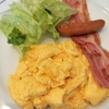 スクランブルエッグとチョコレートパン