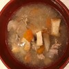 豚汁をつくるとき、油揚げの代わりに厚揚げを入れてみたら、ボリュームたっぷりで美味しかった