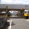 2006年4月　高架橋と踏切・列車を入れて