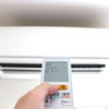 エアコンをつけると寒い!消すと暑い!どう対処する?電気代も気になる!