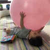 バランスボールで、遊ぶ息子