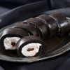 ローソンから「【黒い】もち食感ロール ミルク＆チョコ」が新登場！インパクトのあるモノクロ（白黒）スイーツ新商品です