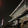 夜の東本願寺、神明（しんめい）神社、冠者殿社（かんじゃでんしゃ）