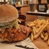 【Hangry Joe's Tokyo＠秋葉原】米国で人気のパンからはみ出るホットチキンバーガー専門店