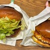 「MOS50」（モスのキッチンカー）のハンバーガーを食べる