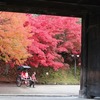 弘前公園の紅葉は海外の観光客にも大人気！もみじ谷は順番待ち＆津軽三味線ライブ