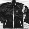 adidasのウィンドブレーカー