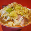 ラーメン二郎 仙川店 - 古くからのジロリアン友人と巡る立川方面二郎巡りの最終回。3回に渡って段々と高めていくように絶妙に良い流れで、過去一乳化でパンチのある一杯を堪能。予期せずSNS界隈のジロリアンズとの邂逅や、上野毛常連さんのお店訪問まで、内容の濃い1日。