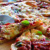 ピザの具材を落とさずに食べる方法はフォークとナイフを使う